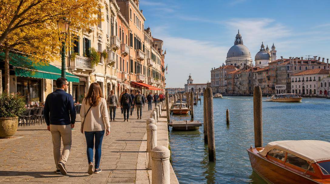 Turisti passeggiano lungo un canale nel centro storico di Venezia