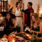 Amici preparano maschere e accessori per una festa di Halloween in casa.