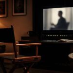 Sala di produzione audiovisiva con una postazione dedicata alla visione di un'intervista.