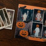 Amici guardano sullo smartphone le fotografie di una festa di Halloween.