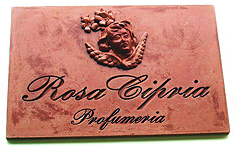 Insegne in terracotta per negozi